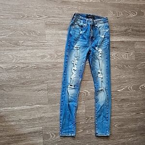 Womens sz 2 short Aeropostale skinny jeans. Distressed. Super High Rise!!
